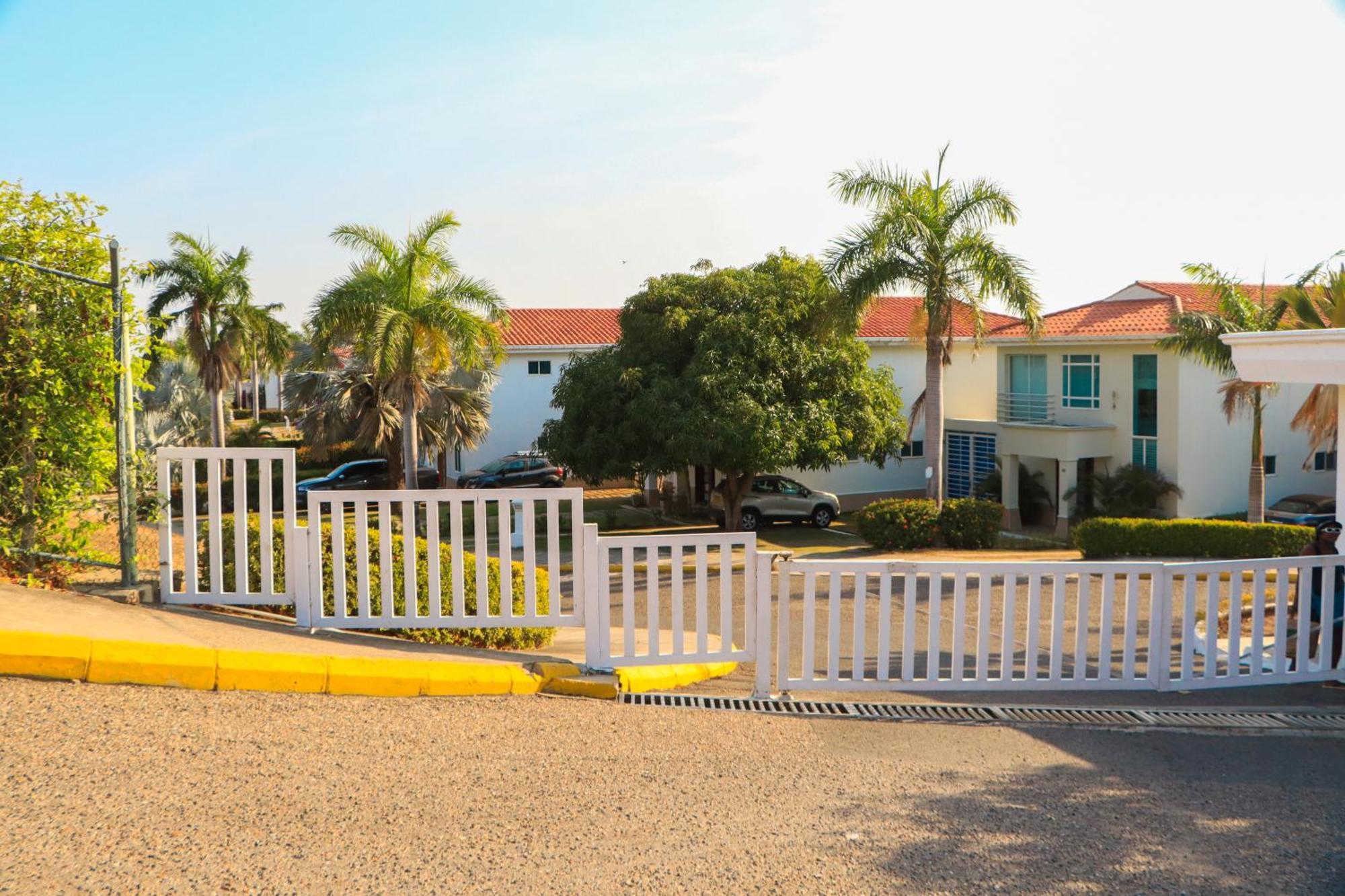 Casa Arcoíris: Espectacular Casa En Con Acceso Directo A La Playa * Cartagena